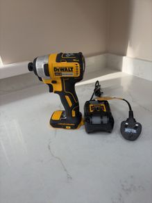 De Walt Brushless 18v & Charger