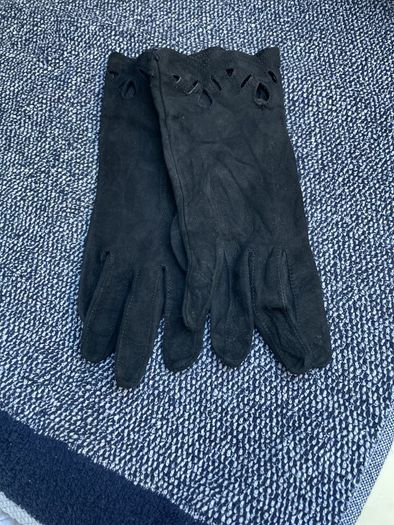 Vintage black suede gloves with cut out detail