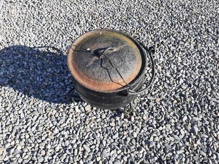 Antique Cast Iron Pot With Stand And Lid Delivery Available For Sale in