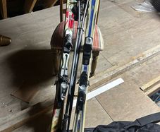 skis
