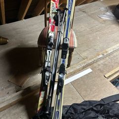 skis