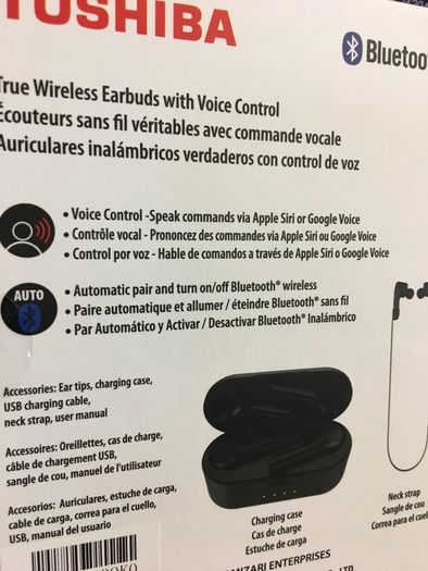 Cord free Bluetooth Earbuds with Charging Case