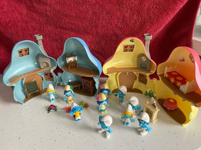 Smurf houses and figures