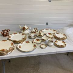 Royal Albert Dinner/tea service