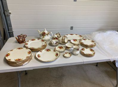 Royal Albert Dinner/tea service
