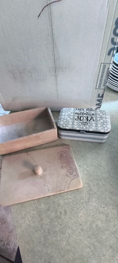 2 Different itmes--1- small travel jewelry case or organizer 12.00 euro. 2-trinklet stone box with lid and nop or could be butter dish,15.00 euro.