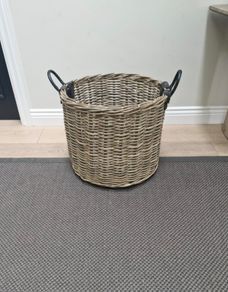 Kubu rattan basket with leather handles