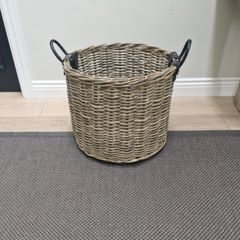 Kubu rattan basket with leather handles