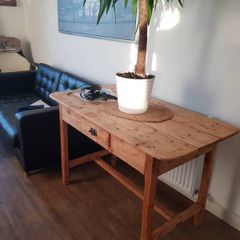 vintage oak table( can deliver)