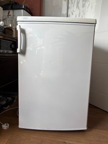 Belling under-counter fridge with ice box