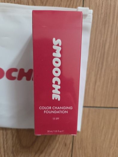 BNWT Smooche Foundation