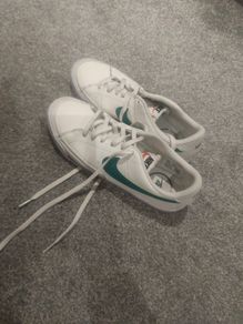 white Nike trainers size 5.5