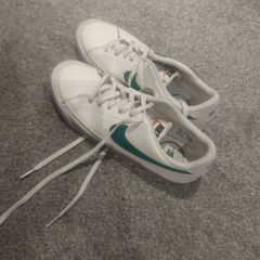 white Nike trainers size 5.5