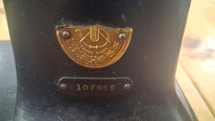 Singer 107W19 Industrial Glove Point Sewing Machine Head Only