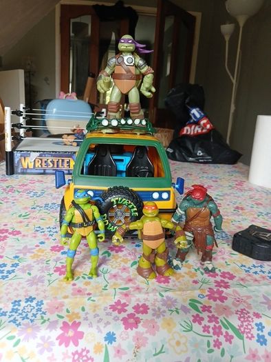 Teenage Mutant Ninja figure  Playset and figures (Please Read)