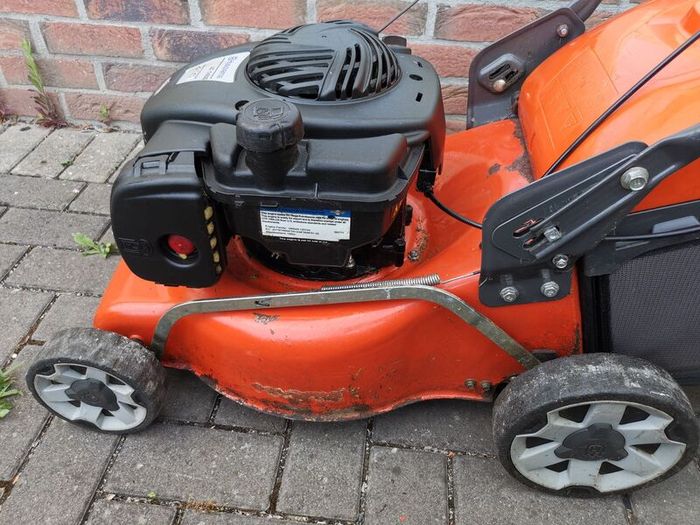 husqvarna. lawnmower LC140s
