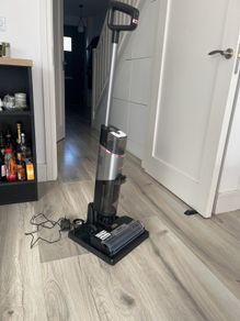 Shark HydroVac Cordless Hard Floor Cleaner with Antimicrobial Brush-Roll & Odour-Neutralising Multi-Surface Solution, Self-Cleaning, Vacuums & Mops Wet & Dry Messes, Grey WD210UK