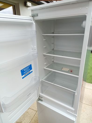 Indesit fridge freezer build in