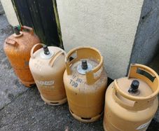4 x Gas cylinder