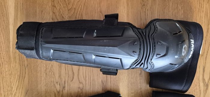 Raven Knee guards