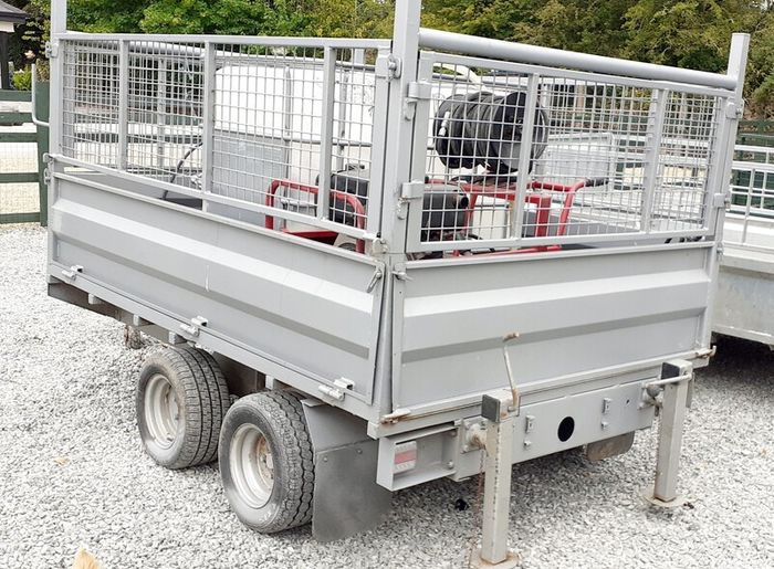 Heavy duty trailer with standing jackes