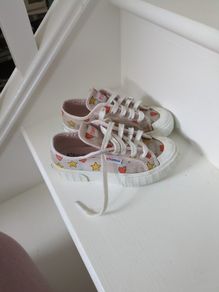 Girls trainers (size 30)