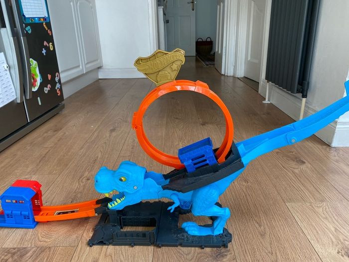 Hot wheels T-rex loop track
