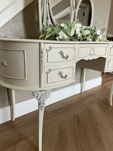 Dressing table