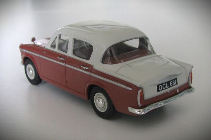 Diecast Model Hillman Minx Series IIIA Red & Cream - Collectable Vanguards 1:43
