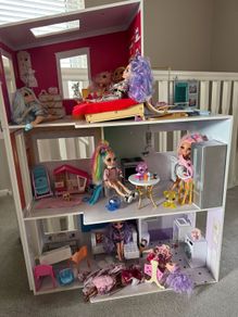 Rainbow high house , dolls and accessories
