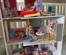 Rainbow high house , dolls and accessories