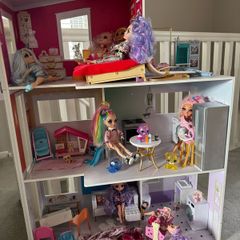 Rainbow high house , dolls and accessories