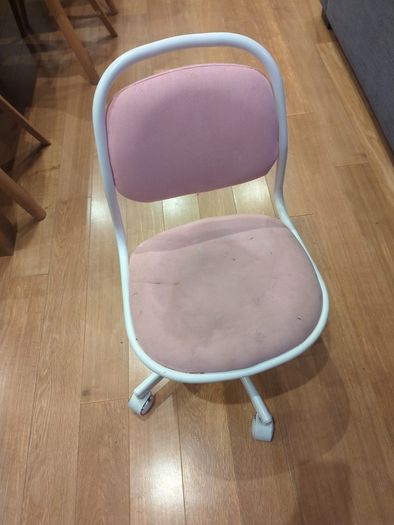 2 Kids desk chairs (pink & blue)
