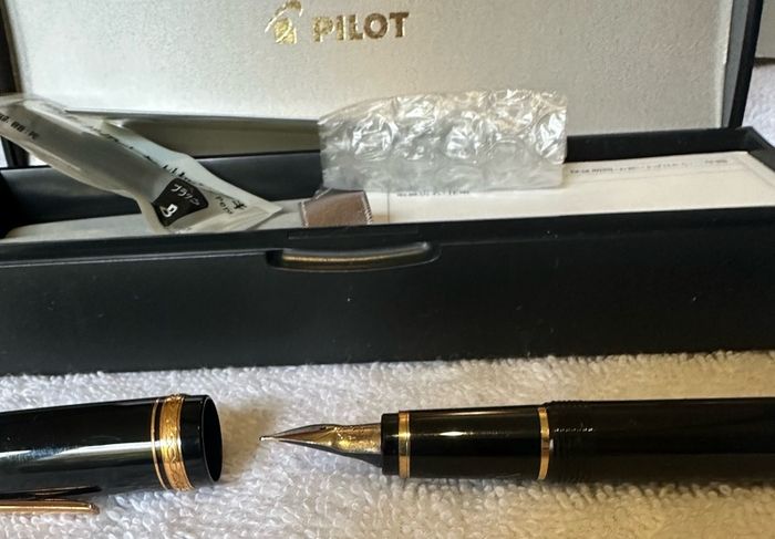 Pilot Falcon fountain pen, black resin, 14K soft medium nib