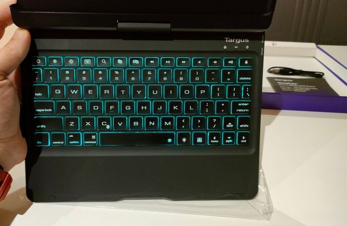 Targus Versatype 4-in-1 Keyboard Case for iPad 8th/7th gen 10.2 inch also fits iPad Air 10.5 inch and iPad Pro 10.5 inch - Used, in very good condition.