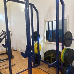 Squat rack and pull up bar, lifting platform