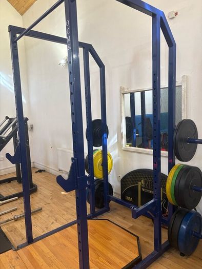 Squat rack and pull up bar, lifting platform