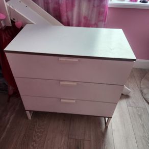 chest of drawers