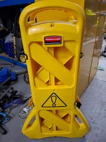 Rubbermaid Portable Folding Barrier Fence