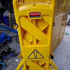 Rubbermaid Portable Folding Barrier Fence