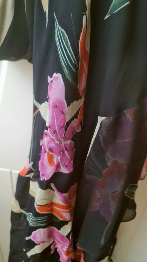 100% silk, Sequin. Ruffled. Rue de la Paix Boutique. Size 8