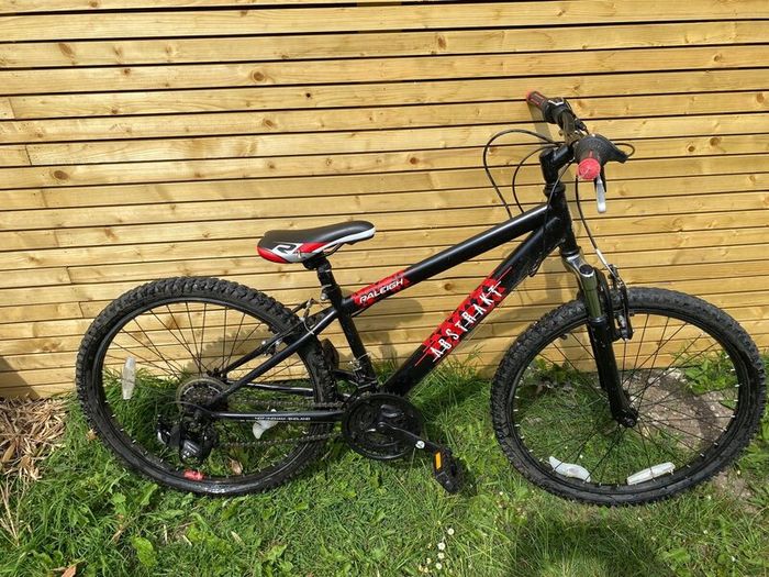24 Kids Mountain Bike  Raleigh Airstrike  Shima