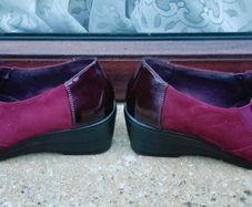 Ladies Purple Shoes (used).