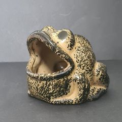 Vintage 1970s hand-finished ceramic frog sponge scrubby holder, signed GJ, maker unknown.