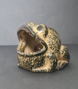 Vintage 1970s hand-finished ceramic frog sponge scrubby holder, signed GJ, maker unknown.