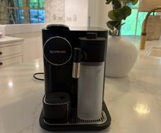 De'Longhi Nespresso Gran Lattissima Coffee Machine (Model EN640.B) in black