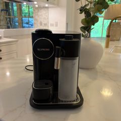 De'Longhi Nespresso Gran Lattissima Coffee Machine (Model EN640.B) in black
