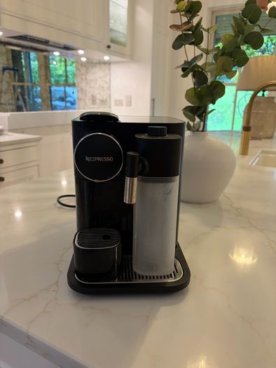 De'Longhi Nespresso Gran Lattissima Coffee Machine (Model EN640.B) in black