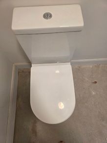 White Toilet with Cistern andSeat Excellent Condition