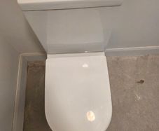 White Toilet with Cistern andSeat Excellent Condition